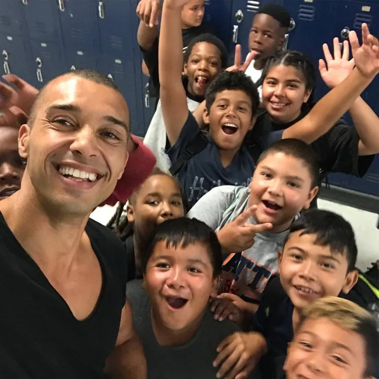 Alain met een groep lachende kinderen
