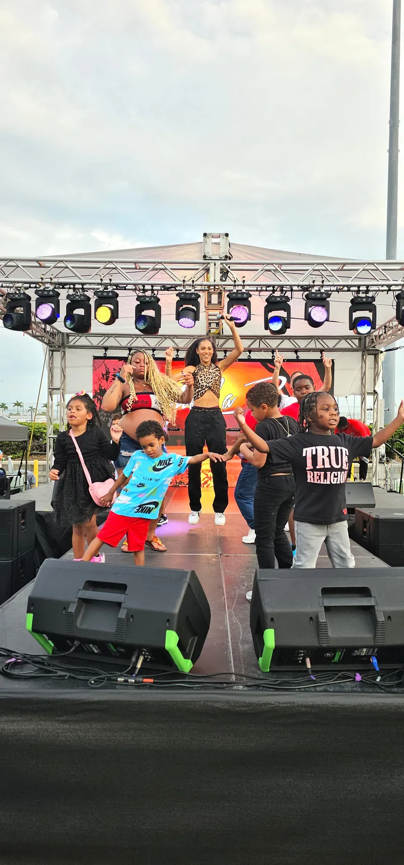 Kinderen dansen op een podium